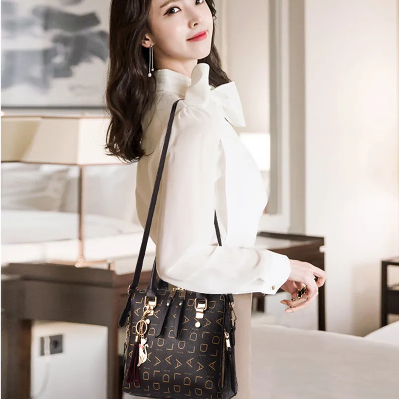 Luxury shoulder bag for women. - Image 5